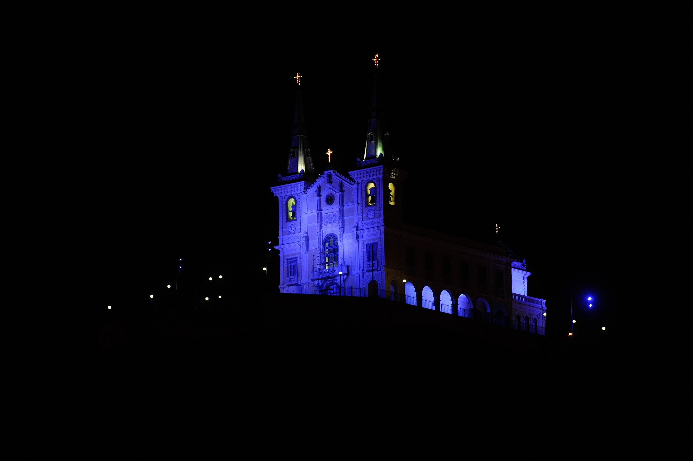 Rio de Janeiro - A Igreja da Penha, na zona norte da cidade, é iluminada com tons azulados em apoio à campanha Novembro Azul, que alerta homens para a importância do diagnóstico precoce do câncer de próstata.
