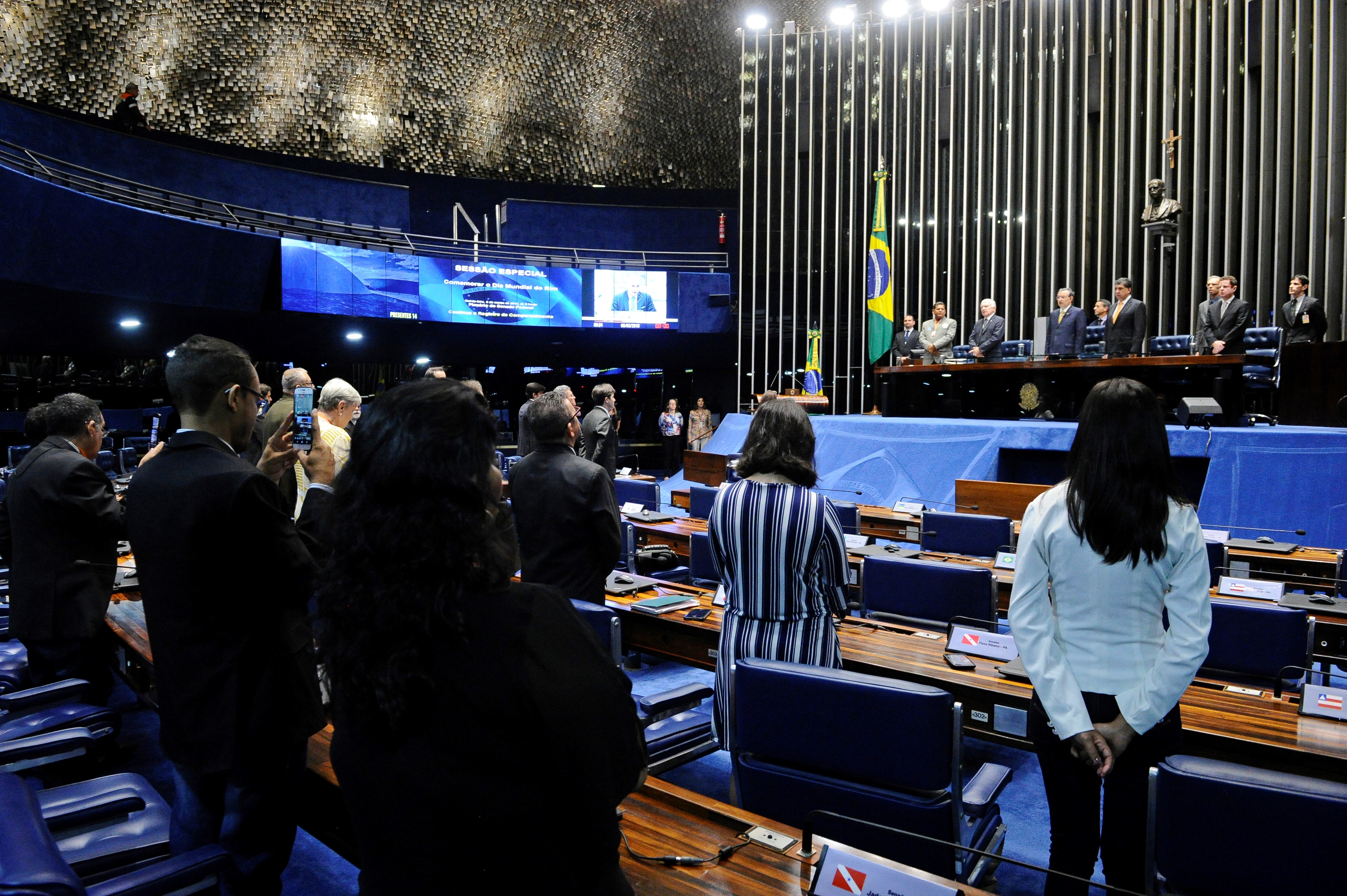 Plenário do Senado Federal durante sessão especial para celebrar o Dia Mundial do Rim. A sessão tem o objetivo de tratar sobre a importância da prevenção e do diagnóstico precoce da doença renal crônica. 
 
Mesa:
presidente da Federação Nacional das Associações de Pacientes Renais e Transplantados do Brasil (Fenapar), Jonas Cavalcante;
presidente voluntário da Associações de Renais e Transplantados do Brasil (Farbra), João Adilberto Pereira Xavier;
presidente e requerente da sessão, senador Eduardo Amorim (PSDB-SE);
presidente da Associação Brasileira de Centros de Diálise e Transplante (ABCDT), Dr. Yussif Ali Mere Junior; 
representante do presidente da ociedade Brasileira de Nefrologia (SBN), Kleyton Bastos.

Foto: Pedro França/Agência Senado