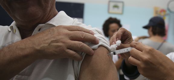 Brasília - O Ministério da Saúde promove o Dia D de Vacinação contra a gripe em postos de todo o País. A expectativa é imunizar, até o próximo dia 26, cerca de 90% das 54,2 milhões de pessoas que estão no público-alvo da campanha. (Marcello Casal Jr/AgenciaBrasil)