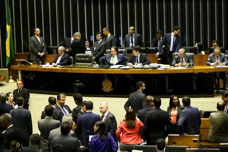 Eunício Oliveira preside sessão do Congresso Nacional para analisar veto a programa de microcrédito e projetos de crédito suplementar para o Orçamento de 2018.