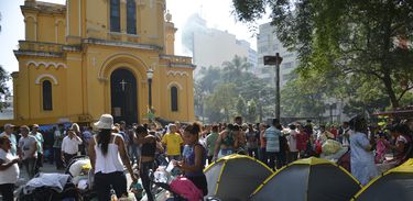 Desabrigados do prédio que desabou após incêndio na madrugada de ontem (01) acampam em frente a Igreja Nossa Senhora do Rosário dos Homens Pretos, no Largo do Paissandu, região central.