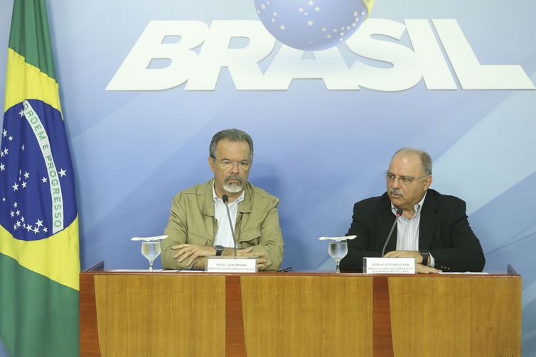 Os ministros da Segurança Pública, Raul Jungmann, e do Gabinete de Segurança Institucional, Sérgio Etchegoyen, durante entrevista após reunião do gabinete de monitoramento no Palácio do Planalto. 