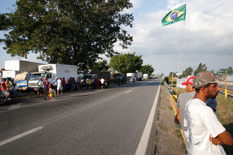 Caminhoneiros ainda ocupam trecho da Rodovia Presidente Dutra, em Seropédica, Rio de Janeiro.