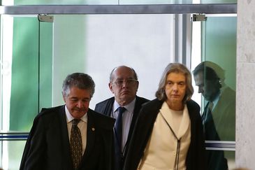 Os ministros Marco Aurélio, Gilmar Mendes e a presidente do Supremo Tribunal Federal (STF), Cármen Lúcia, durante sessão para julgamento sobre a restrição ao foro privilegiado.