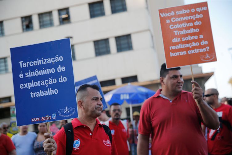 Manifestação do dia Internacional do Trabalho na Praça XV, região central da cidade, convocada pela Central Unica dos Trabalhadores.