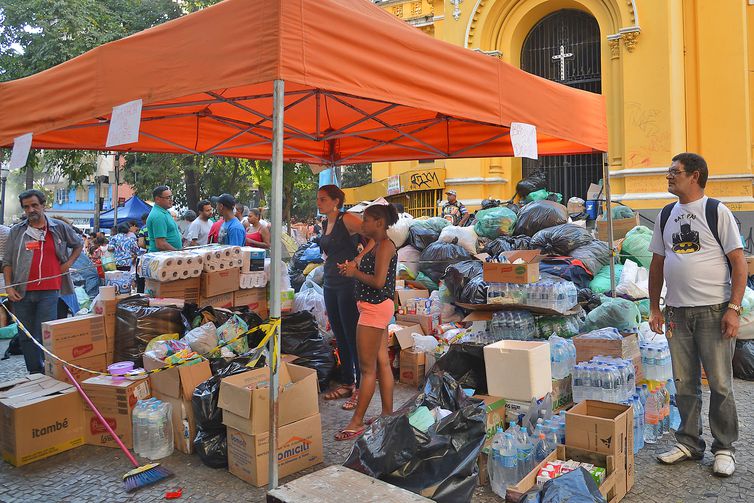 Desabrigados do edifício Wilton Paes de Almeida, que desabou após incêndio na última terça-feira (1º), recebem doações em frente a Igreja Nossa Senhora do Rosário dos Homens Pretos, no Largo do Paissandu.