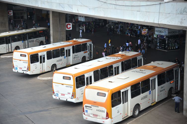 O impacto da greve dos caminhoneiros agora chega ao transporte coletivo do DF, as empresas de ônibus têm estoque de combustível suficiente para, no máximo, domingo