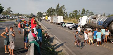 Caminhoneiros ainda ocupam trecho da Rodovia Presidente Dutra, em Seropédica, Rio de Janeiro.