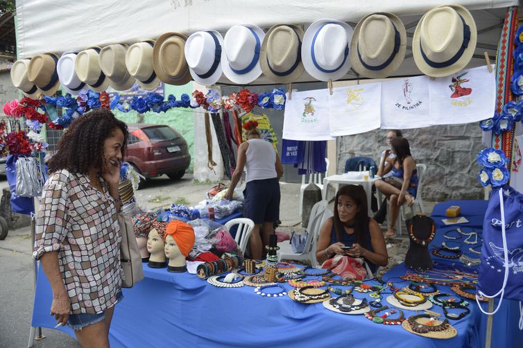 A Feira das Yabás, patrimônio cultural imaterial do Rio, volta a acontecer após negociação com Prefeitura, nas ruas de Oswaldo Cruz,  zona norte, em comemoração de 10 anos, com comidas tipicamente afro-brasileiras.