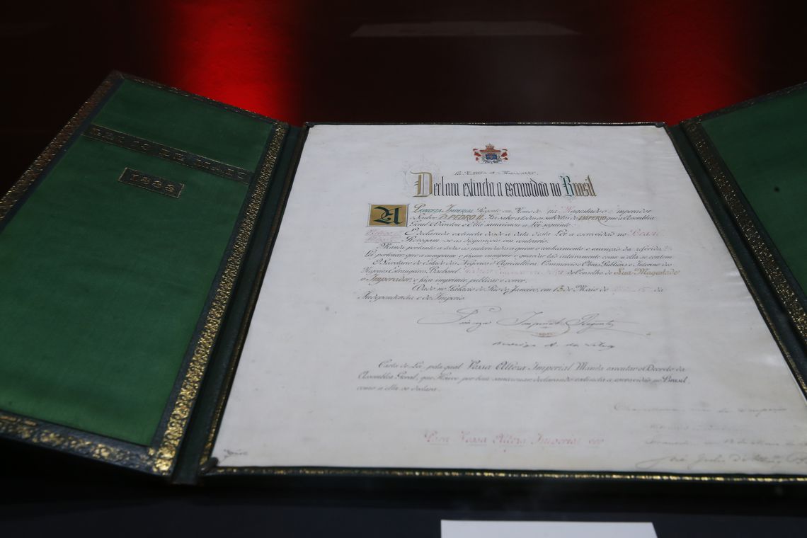 Exposição 130 anos da Abolição da Escravatura, apresenta os documentos originais da Lei Áurea e da Lei do Ventre Livre dentre outros do período da escravidão.