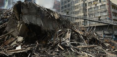 Prédio de 26 andares em chamas desaba em São Paulo