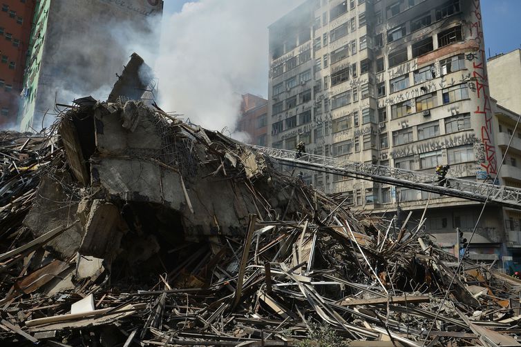 Prédio de 26 andares em chamas desaba em São Paulo
