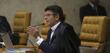 Brasília - O ministro Luiz Fux participa de sessão plenária extraordinária no STF. Esta é a última sessão antes das férias forenses dos ministros (José Cruz/Agência Brasil)