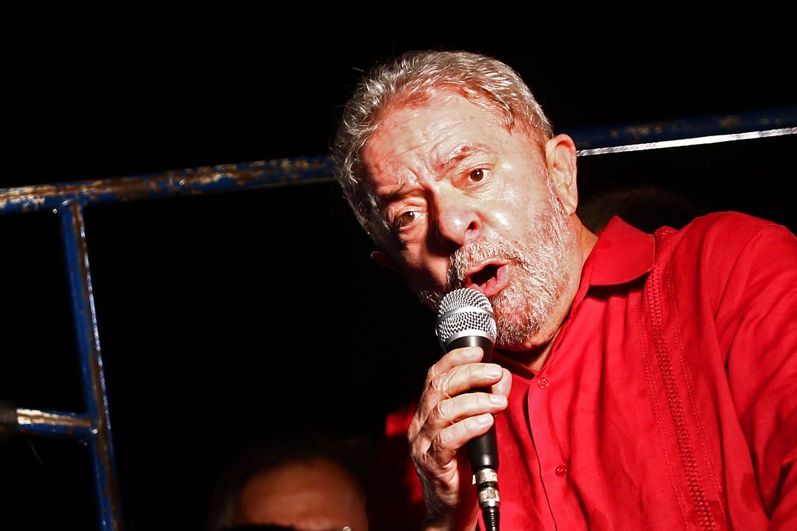 São Paulo - O ex-presidente Luiz Inácio Lula da Silva durante ato na Avenida Paulista contra o impeachment e a favor da democracia (Juca Varella/Agência Brasil)