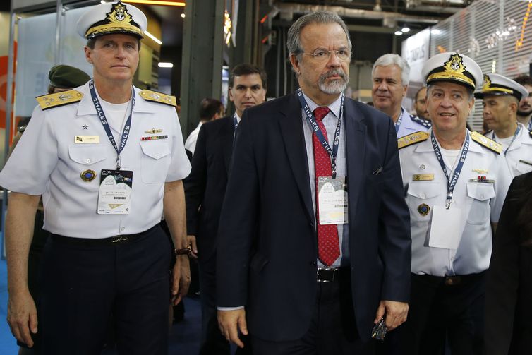 O ministro da Segurança Pública, Raul Jungmann, participa da feira de defesa Ridex, no Píer Mauá, Rio de Janeiro.