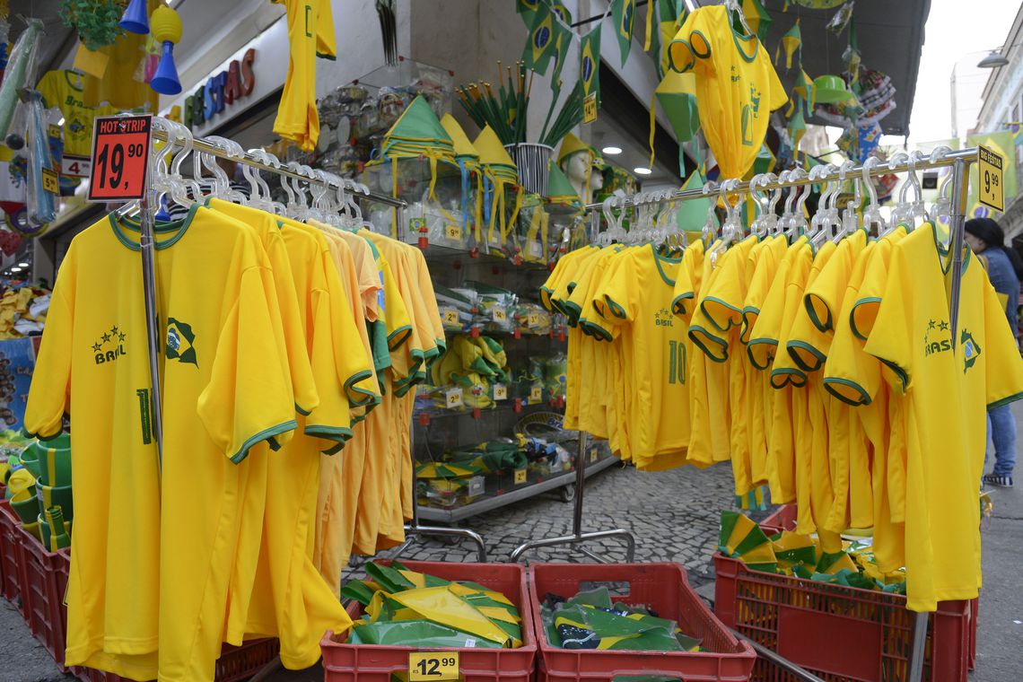 Comerciantes no centro da cidade decoram lojas e vendem artigos para torcedores da Copa do Mundo da Rússia 2018.