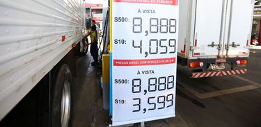 Postos do DF começam a ajustar os preços do diesel com a redução de R$ 0,46