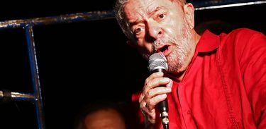 São Paulo - O ex-presidente Luiz Inácio Lula da Silva durante ato na Avenida Paulista contra o impeachment e a favor da democracia (Juca Varella/Agência Brasil)