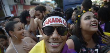 Milhares de pessoas participam da 18ª edição da Parada LGBTI de Madureira, organizada pelo Movimento de Gays, Travestis e Transformistas (MGTT), desfilam nas ruas do bairro, na zona norte do Rio de Janeiro.