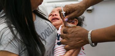 Brasília - Crianças e adolescentes são vacinados no Centro de Saúde nº 8, da Asa Sul, durante o Dia D da Campanha Nacional de Multivacinação, que ocorre neste sábado em todo o Brasil (Marcelo Camargo/Agência Brasil)