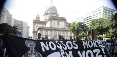 Caminhada em Defesa da Vida em memória à Chacina da Candelária, ocorrida há 22 anos, em 23 de julho de 1993 (Tânia Rêgo/Agência Brasil)