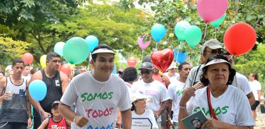 Rio de Janeiro - Parentes, amigos e portadores de doenças raras e graves fazem a 4ª Caminhada Minha Vida Não Tem Preço, no Parque do Flamengo, em protesto contra a falta de medicamentos (Tânia Rêgo/Agência Brasil)