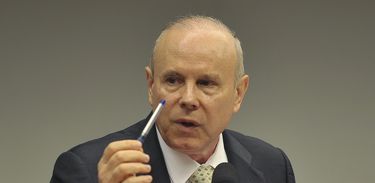 O ministro Guido Mantega fala na Comissão de Fiscalização Financeira e Controle da Câmara sobre a aquisição da refinaria de Pasadena, no Texas (EUA), pela Petrobras (Antônio Cruz/Agência Brasil)