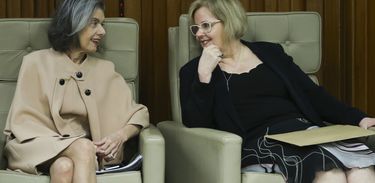 O Conselho Nacional de Justiça (CNJ) promove o seminário Elas por Elas,  na sede do Supremo Tribunal Federal (STF). Na foto, a  presidente do STF e do CNJ, ministra Cármen Lúcia e a ministra do STF e presidente do TSE, Rosa Weber.
