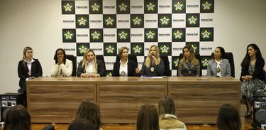 A delegada Gabriela Von Beauvais fala durante coletiva sobre a Operação em Defesa da Mulher, na Cidade da Polícia, na zona norte do Rio.