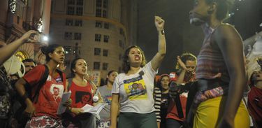 Rio de Janeiro - Protesto no Dia Internacional de Combate à Violência contra a Mulher, pelo fim da violência contra as mulheres e contra o PL 5069/13, em frente à Câmara de Vereadores (Fernando Frazão/Agência Brasil)