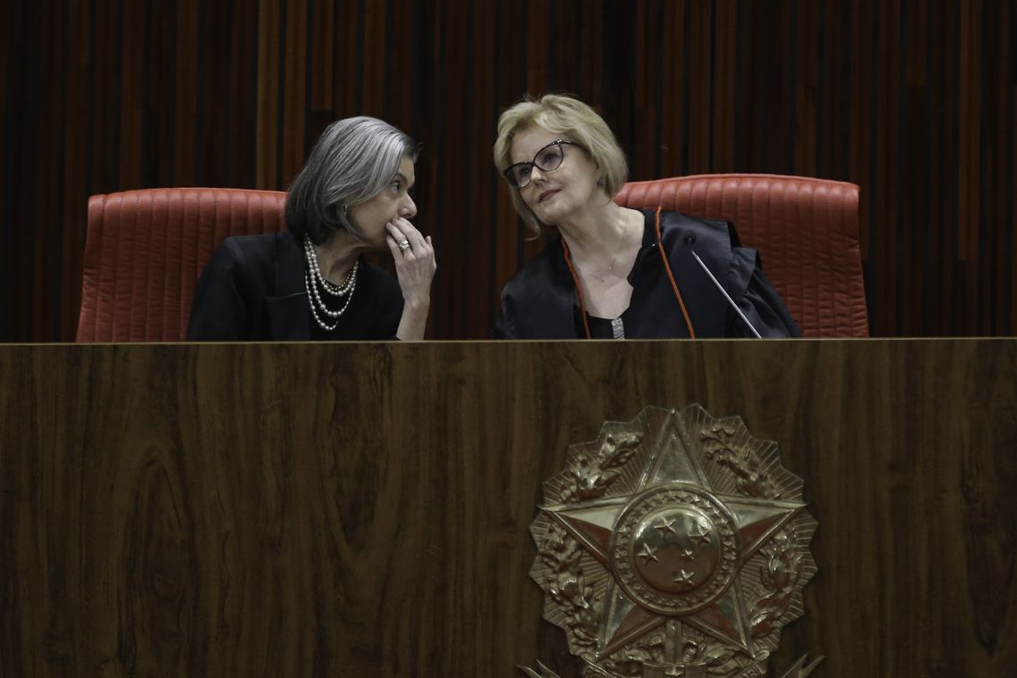 A presidente do STF, Cármen Lúcia, e a nova presidente do Tribunal Superior Eleitoral (TSE), Rosa Weber, durante solenidade de posse, na sede do TSE.