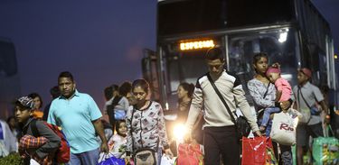 Refugiados venezuelanos embarcam em avião da Força Aérea Brasileira, em Boa Vista, com destino à Manaus e São Paulo.