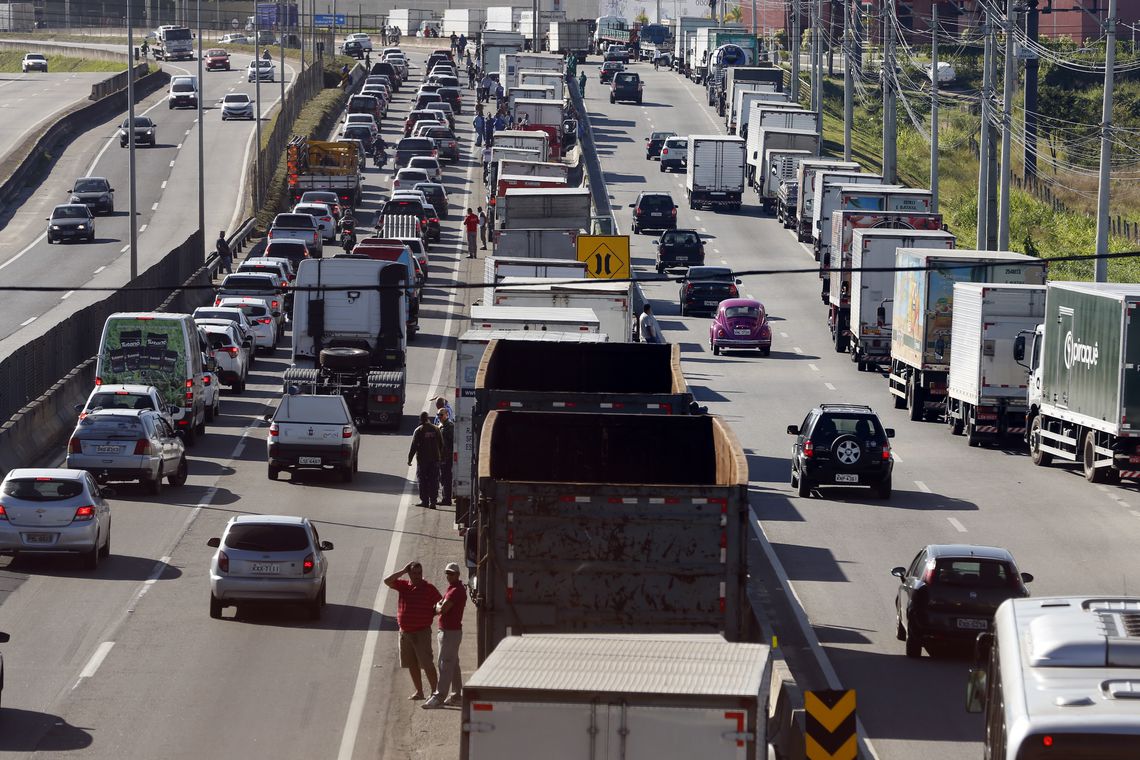 Caminhoneiros fazem paralização na BR 101, Niterói-Manilha, na altura de Itaboraí, no Rio de Janeiro.