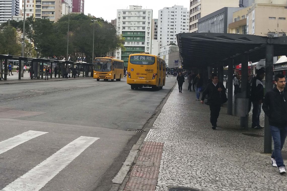 Praça no centro de Curitiba de onde partem várias linhas de ônibus. Essa via é exclusiva de ônibus. Cada linha tem um ponto específico e de lá os ônibus conseguem sair em direção aos corredores exclusivos  ou pelas ruas normais.