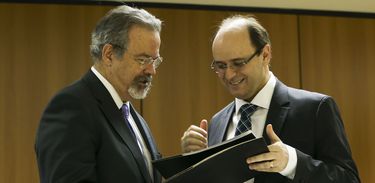 O ministro da Segurança Pública, Raul Jungmann, e o ministro da Educação, Rossieli Soares, assinam protocolo de intenções para permitir a ampliação do acesso à educação para presos.