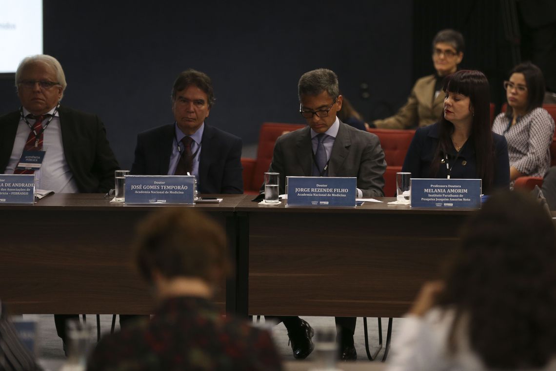 O Supremo Tribunal Federal realiza audiência pública sobre descriminalização do aborto. Foram convidados 50 expositores, entre especialistas das áreas de saúde, do direito e de ciências sociais; e de movimentos feministas, organizações internacionais de direitos humanos e representantes religiosos
