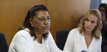 A mãe da vereadora Marielle Franco, a advogada Marinete da Silva (E) e a jurista Carol Proner durante coletiva de imprensa, na OAB/RJ sobre reunião com o Papa Francisco e também os cinco meses de intervenção militar no Rio.