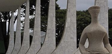 Brasília - Os ministros do Supremo Tribunal Federal (STF) devem decidir hoje (9) sobre a possibilidade de retroatividade da Lei da Ficha Limpa e o princípio de presunção de inocência. Se os itens forem aprovados, eles passarão a valer nas eleições municipais do próximo ano. Os candidatos condenados com sentenças proferidas por colegiados, nos quais atuam mais de um juiz, e aqueles que renunciaram a cargo público ou mandato para se livrar da cassação do mandato não poderão mais concorrer às eleições. O relator da matéria é o ministro Luiz Fux. Ele está encarregado de três ações: uma proposta pela Ordem dos Advogados do Brasil (OAB); outra pelo PPS; e uma terceira de responsabilidade da Confederação Nacional das Profissões Liberais (CNPL).
ATENÇÃO: Parlamentares, estudantes e outros representantes da sociedade civil fazem vigília e manifestação no STF, nesta quarta-feira (9), durante o julgamento da legalidade da Lei da Ficha Limpa.