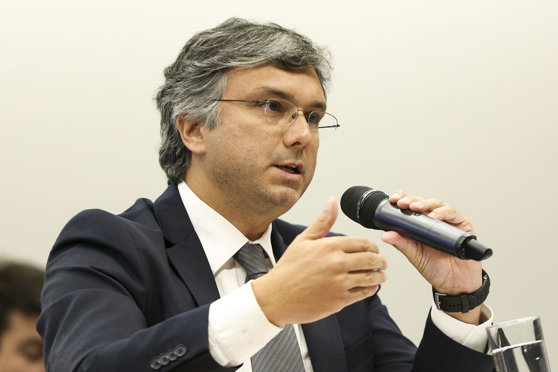 O ministro do Planejamento, Esteves Colnago, participa de audiência pública  na Comissão de Educação da Câmara.