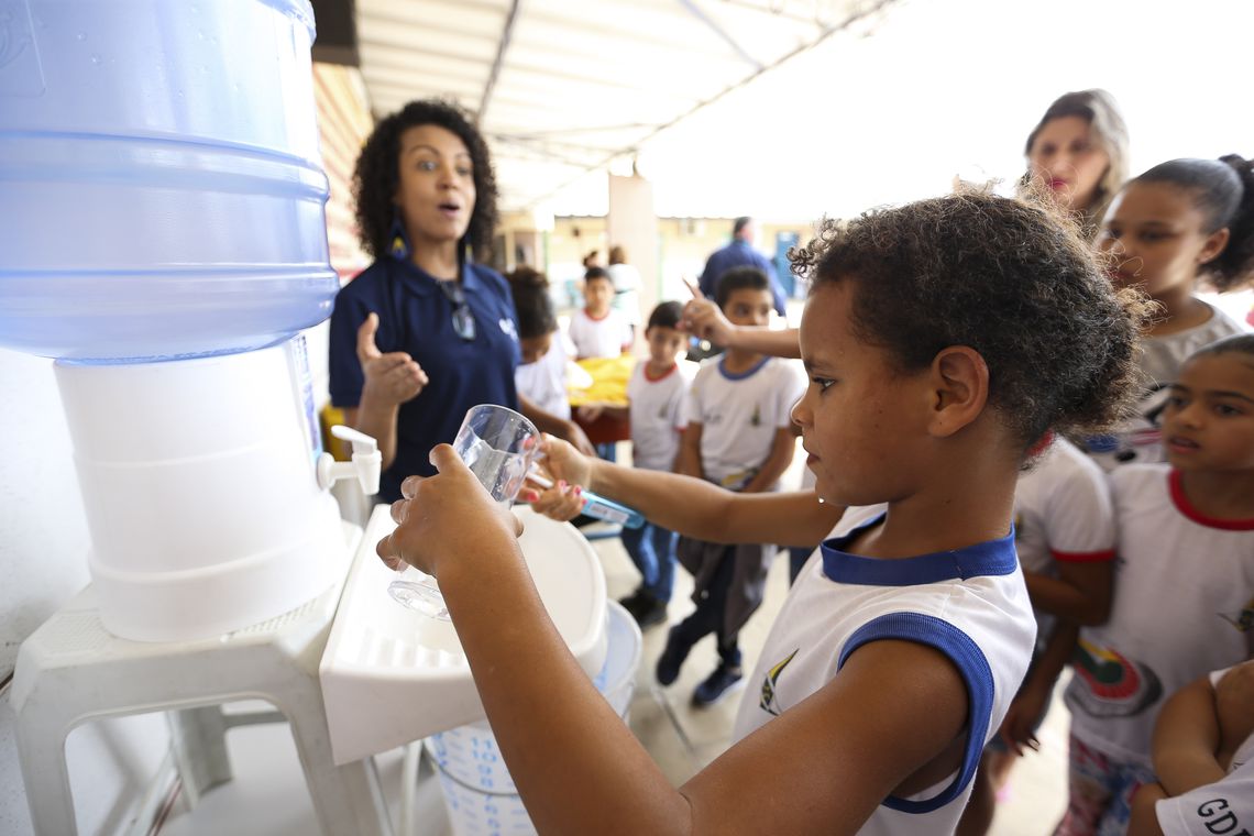 Brasília - Alunos da Escola Classe 29 de Taguatinga participam de atividades do projeto Adasa na Escola. No projeto as crianças aprendem como podem ajudar na preservação da  água (Marcelo Camargo/Agência Brasil)