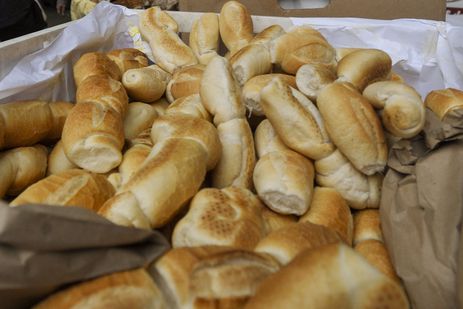 24 - 36 MIL PÃES SERÃO DISTRIBUÍDOS HOJE NA RODOVIÁRIA DE BRASÍLIA
REPORTAGEM:
HORA E LOCAL: 7h – Rodoviária de Brasília (Plano Piloto)
Para comemorar o Dia Mundial do Pão (16 de outubro), o Sindicato das Indústrias de Alimentação de Brasília (SIAB) distribuirá gratuitamente 36 mil mini-pães nesta sexta-feira na Estação Rodoviária do Plano Piloto, a partir das 7h. O objetivo é aumentar a conscientização sobre a importância do pão na cadeia alimentar dos brasileiros. O SIAB decidiu antecipar a comemoração – a data é comemorada no domingo (16) – para permitir que um maior número de pessoas participe. Esta é a terceira vez que o sindicato distribui pães na Rodoviária visando comemorar a data.