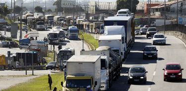 Caminhoneiros fazem paralização na BR 101, Niterói-Manilha, na altura de Itaboraí, no Rio de Janeiro.