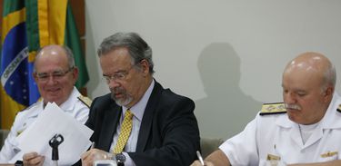 O ministro da Segurança Pública, Raul Jungmann, e o comandante de operações navais, Almirnte Küster, ao lado do comandante da Marinha, Almirante Leal Ferreira, assinam acordo de cooperação para ampliar o sistema de monitoramento e controle de embarcações, com a finalidade de integrar a Marinha, órgãos de segurança e fiscalização, na sede do Comando de Operações Navais.