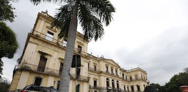Museu Nacional do Rio de Janeiro continua interditado pela Defesa Civil após ter sido destruído por um incêndio na noite do último domingo.