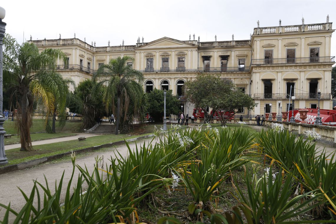 Museu Nacional do Rio de Janeiro continua interditado pela Defesa Civil após ter sido destruído por um incêndio na noite do último domingo.