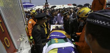 O corpo do ex-governador Joaquim Roriz é levado para o Campo da Esperança,  após culto ecumênico no Memorial JK