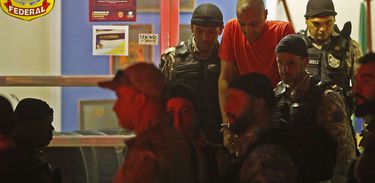 Juiz de Fora - Agressor do deputado Jair Bolsonaro deixa a Polícia Federal em Juiz de Fora após cerca de três horas de interrogatório.(Foto: Tomaz Silva/Agência Brasil)