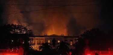Um incêndio de proporções ainda incalculáveis atingiu, no começo da noite deste domingo (2), o Museu Nacional do Rio de Janeiro, na Quinta da Boa Vista, em São Cristóvão, na zona norte da capital fluminense