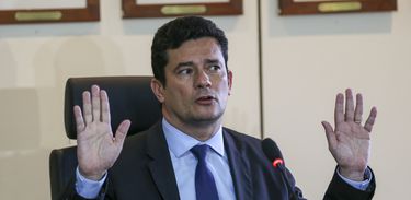 O futuro ministro da Justiça, juiz federal Sérgio Moro, durante coletiva de imprensa após reunião com o atual ministro da pasta, Torquato Jardim.