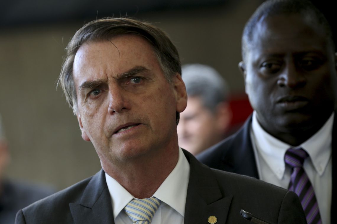 O  presidente elito, Jair Bolsonaro, e o deputado federal, eleito pelo RJ, Helio Bolsonaro, durante entrevista à imprensa, no CCBB.